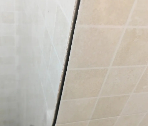 珠海市瓷砖空鼓维修公司分享阳台瓷砖脱落的修复过程可以分为以下几个步骤