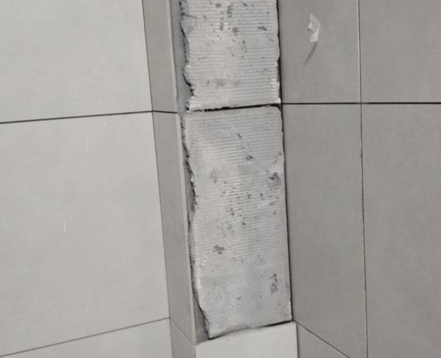 珠海市瓷砖空鼓维修公司分享下瓷砖施工前基层浇水润湿程度不足，可能导致以下问题